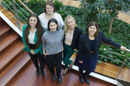 Na zdjęciu zespół badawczy. Na zdjęciu stoją od lewej: mgr Aleksandra Krajcer, dr n med. Ewelina Grzywna (z tyłu), dr Alicja Hinz (z przodu), dr hab. Joanna Lewandowska-Łańcucka, prof. UJ, dr hab. Monika Bzowska